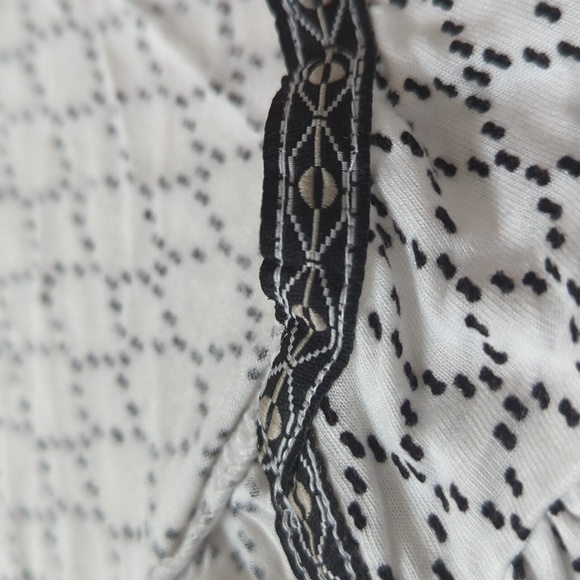 White and black top - Picture 2 of 3